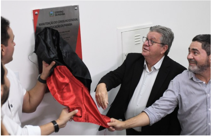 Imagem para: Com a presença do governador João Azevêdo e do secretário Wilson Santiago Filho, foi entregue a Sede reformada e empossado José Luciano Barbosa como novo presidente do Conselho de Educação.